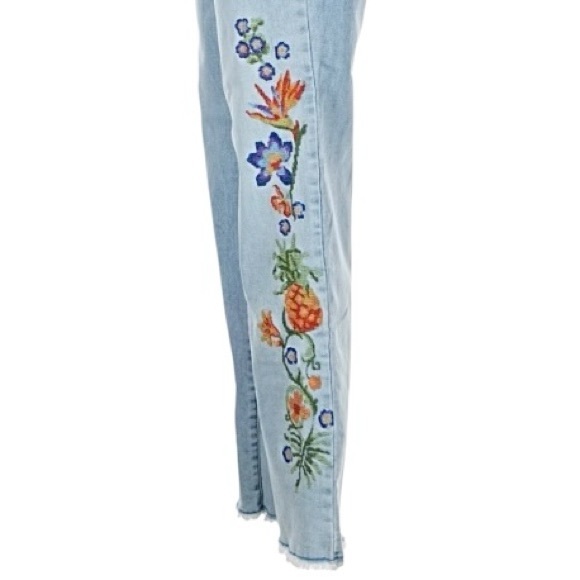 DG2 by Diane Gilman New Classic Stretch Pull on Embroidered Jeans - Picture 4 of 14